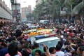 জানাজা শেষে মরহুম রাষ্ট্রপতি জিয়াউর রহমান ও বিএনপি চেয়ারপার্সন বেগম খালেদা জিয়ার কনিষ্ঠ পুত্র আরাফাত রহমান কোকোর লাশ দাফনের জন্য নিয়েজাওয়া হচ্ছে-পিএনএস