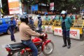 ২০ দলের ডাকা অবরধে নাশকতা এড়াতে রাস্তা বন্ধ করে পথচারীদের তল্লাসী করছে পুলিশ-পিএনএস