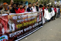 বিভিন্ন দাবিতে শুক্রবার জাতীয় প্রেস ক্লাবের সামনে মানব বন্ধন করে বাংলাদেশ অনলাইন অ্যাক্টিভিট ফোরাম ।- পিএনএস