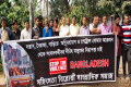 সন্ত্রাস, নৈরাজ্য, গাড়িতে অগ্নিসংযোগ ও পেট্রোল বোমার আক্রমণ থেকে সংবাদকর্মীদের নিরপেক্ষ দাবিতে মঙ্গলবার জাতীয় প্রেসক্লাবের সামনে মানব বন্ধন করে সহিংসতা বিরোধী সাংবাদিক সমাজ -পিএনএস