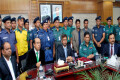 শনিবার পুলিশ হেড কোয়াটারে বিভিন্ন সময়ে অপরাধীদের ধরিয়ে দেয়ায় ২৫ জন পুলিশ সদস্যকে নগত টাকা প্রদান করে পুলিশ আই জি পি মোঃসহিদুল -পিএনএস