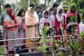 ২৫ ফেব্রুয়ারি বুধবার বনানী সেনা কবরস্থানে পিলখানার হত্যাকাণ্ডে নিহত সেনা সদস্যদের ফুল দিয়ে শ্রদ্ধা জানান সেনা পরিবারের স্বজনরা -পিএনএস 