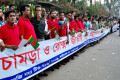 চামড়া শিল্পকে বাঁচানোর দাবিতে বুধবার জাতীয় প্রেসক্লাবের সামনে মানব বন্ধন করে বাংলাদেশ চামড়া ও রেক্সিন জাতীয় পাদুকা প্রস্তুতকারক সমিতি-পিএনএস