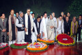 আন্তর্জাতিক মাতৃভাষা দিবস ২০১৫ উপলক্ষে শনিবার কেন্দ্রীয় শহীদ মিনারে ফুল দিয়ে ভাষা শহীদদের প্রতি শ্রদ্ধা নিবেদন করেন বিরোধী দলীয় নেতা রওশন এরশাদ -পিএনএস