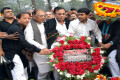 আন্তর্জাতিক মাতৃভাষা দিবস ২০১৫ উপলক্ষে শনিবার কেন্দ্রীয় শহীদ মিনারে ফুল দিয়ে ভাষা শহীদদের প্রতি শ্রদ্ধা নিবেদন করেন বি এন পি চেয়ারপারসন বেগম খালেদা জিয়ার পক্ষ থেকে বি এন পির নেতাকর্মীরা -পিএনএস