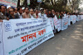 সহিংস রাজনীতি পরিহার করে দোকান মালিকদের শান্তিপূর্ণভাবে ব্যবসা করার সুযোগের দাবিতে সোমবার ঢাকার প্রেসক্লাবের সামনে মানব বন্ধন করে ঢাকা মহানগর দোকান মালিক সমিতি - পিএনএস