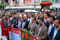 হরতাল অবরোধে মানুষ পুড়িয়ে হত্যার প্রতিবাদে ও বিভিন্ন দাবিতে বুধবার রজধানীর মতিঝিলে মানব বন্ধন করে অগ্রণী ব্যাংক এক্সিকিউটিভ ফোরাম ও অগ্রণী ব্যাংক কর্মচারী সংসদ -পিএনএস