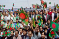 হরতাল অবরোধ নিষিদ্ধের দাবিতে রবিবার রাজধানীতে পতাকা নিয়ে অবস্থান কর্মসূচী পালন করে ব্যবসায়ীরা । ছবিটি মতিঝিল থেকে তুলেছেন আমাদের চীপ ফটো সাংবাদিক আব্দুল হালিম - পিএনএস