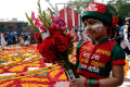 আন্তর্জাতিক মাতৃভাষা দিবস ২০১৫ উপলক্ষে শনিবার কেন্দ্রীয় শহীদ মিনারে ভাষা শহীদদের প্রতি শ্রদ্ধা নিবেদন করতে ফুল হাতে একটি ছোট্ট শিশু-পিএনএস