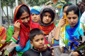 ২৫ ফেব্রুয়ারি বুধবার বনানী সেনা কবরস্থানে পিলখানার হত্যাকাণ্ডে নিহত সেনা সদস্যদের ফুল দিয়ে শ্রদ্ধা জানাতে এসে অশ্রুসিক্ত সেনা পরিবারের স্বজনরা -পিএনএস  