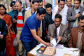 বৃহস্পতিবার অমর একুশে বই মেলায় সোহরাওয়ার্দি উদ্যানে যোগাযোগমন্ত্রী ওবায়দুল কাদেরের নিজের লেখা বই " গাঙচিল " এর অটোগ্রাফ দিচ্ছেন - পিএনএস