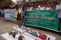 হরতাল অবরোধ দিয়ে সাধারণ মানুষ পুড়িয়ে হত্যার প্রতিবাদে বুধবার জাতীয় প্রেসক্লাবের সামনে প্রতীক অবস্থান কর্মসূচী পালন করে জাতীয় গণতান্ত্রিক যুবদল (জাগো যুবদল) -পিএনএস