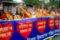 বিশ্ব ভালবাসা দিবস উপলক্ষে শনিবার জাতীয় প্রেসক্লাবের সামনে বিভিন্ন দাবিতে মানব বন্ধন ও মিছিল করে বিশ্বভালবাসা দিবস উদযাপন পরিষদ বাংলাদেশ -পিএনএস