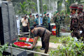 ২৫ ফেব্রুয়ারি বুধবার বনানী সেনা কবরস্থানে পিলখানার হত্যাকাণ্ডে নিহত সেনা সদস্যদের ফুল দিয়ে শ্রদ্ধা জানান বি জি বি প্রধান -পিএনএস