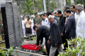 ২৫ ফেব্রুয়ারি বুধবার বনানী সেনা কবরস্থানে পিলখানার হত্যাকাণ্ডে নিহত সেনা সদস্যদের ফুল দিয়ে শ্রদ্ধা জানান জাতীয় পার্টির চেয়ারম্যান হুসাইন মুহাম্মাদ এরশাদ -পিএনএস