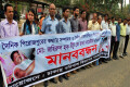 সাংবাদিক জহিরুল হক টিটুকে হত্যার প্রচেষ্টার প্রতিবাদে বুধবার জাতীয় প্রেসক্লাবের সামনে মানব বন্ধন করে ঢাকাস্থ বরিশাল বিভাগের সাংবাদিকবৃন্দ-পিএনএস