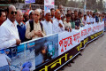 জ্বালাও-পোড়াও মানুষ হত্যা সন্ত্রাস নৈরাজ্যের প্রতিবাদে রবিবার জাতীয় প্রেসক্লাবের সামনে মানব বন্ধন করে ১৪ দলের নেতা কর্মীরা - পিএনএস