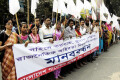 সহিংস কর্মকাণ্ড, জ্বালাও পোড়াও প্রতিবাদে ও রাজনৈতিক অস্থিরতা নিরসনের দাবিতে সোমবার জাতীয় প্রেসক্লাবের সামনে মানব বন্ধন করে বাংলাদেশ গার্মেন্টস ঐক্য পরিষদ - পিএনএস