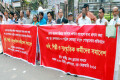 বেগম খালেদা জিয়ার অফিসে খাবার প্রবেশে বাঁধা প্রদানের প্রতিবাদে মঙ্গলবার জাতীয় প্রেসক্লাবের সামনে মানব বন্ধন করে কবি, শিল্পী ও সাংস্কৃতিক কর্মীরা -পিএনএস