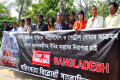 সন্ত্রাস, নৈরাজ্য, গাড়িতে অগ্নিসংযোগ ও পেট্রোল বোমার আক্রমণ থেকে সংবাদকর্মীদের নিরপেক্ষ দাবিতে মঙ্গলবার জাতীয় প্রেসক্লাবের সামনে মানব বন্ধন করে সহিংসতা বিরোধী সাংবাদিক সমাজ -পিএনএস