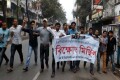 বৃহস্পতিবার সকালে বিএনপি’র চেয়ার পার্সন বেগম খালেদা জিয়ার বিরুদ্ধে মিথ্যা গ্রেফতারী পরোয়ানার প্রতিবাদে কাটাবনে ছাত্র দল ঢাকা বিশ্ববিদ্যালয় শাখা বিক্ষাভ মিছিল করে-পিএনএস