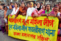 জ্বালাও-পোড়াও মানুষ হত্যা সন্ত্রাস নৈরাজ্যের প্রতিবাদে রবিবার জাতীয় প্রেসক্লাবের সামনে মানব বন্ধন করে ১৪ দলের নেতা কর্মীরা - পিএনএস