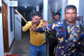 বুধবার রাত আনুমানিক ১০.১৫ মিনিটে রাজধানীর কাকরাইল থেকে পুলিশ পরিচয়ে ছিনতাইকারী দলের ১ জনকে গ্রেফতার করে রমনা থানা পুলিশ -পিএনএস