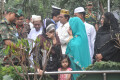 ২৫ ফেব্রুয়ারি বুধবার বনানী সেনা কবরস্থানে পিলখানার হত্যাকাণ্ডে নিহত সেনা সদস্যদের ফুল দিয়ে শ্রদ্ধা জানাতে এসে অশ্রুসিক্ত সেনা পরিবারের স্বজনরা -পিএনএস  