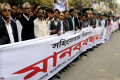 সহিংসতার প্রতিবাদে বুধবার জাতীয় প্রেসক্লাবের সামনে মানব বন্ধন করে রাজশাহী বিশ্ববিদ্যালয় ছাত্রলীগের সাবেক নেতৃবৃন্দ - পিএনএস