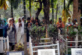 ২৫ ফেব্রুয়ারি বুধবার বনানী সেনা কবরস্থানে পিলখানার হত্যাকাণ্ডে নিহত সেনা সদস্যদের ফুল দিয়ে শ্রদ্ধা জানানোর পরে দোয়া করেন নিহতদের স্বজনরা  -পিএনএস