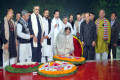 আন্তর্জাতিক মাতৃভাষা দিবস ২০১৫ উপলক্ষে শনিবার কেন্দ্রীয় শহীদ মিনারে ফুল দিয়ে ভাষা শহীদদের প্রতি শ্রদ্ধা নিবেদন করেন বিরোধী দলীয় নেতা রওশন এরশাদ -পিএনএস