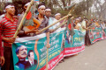 বুধবার জাতীয় প্রেসক্লাবের সামনে বিভিন্ন দাবিতে লাঠি হাতে ও মাথায় পতাকা বেঁধে মানব বন্ধন করে বাংলাদেশ আওয়ামী মুক্তিযোদ্ধা প্রজন্মলীগ -পিএনএস