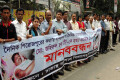 সাংবাদিক জহিরুল হক টিটুকে হত্যার প্রচেষ্টার প্রতিবাদে বুধবার জাতীয় প্রেসক্লাবের সামনে মানব বন্ধন করে ঢাকাস্থ বরিশাল বিভাগের সাংবাদিকবৃন্দ-পিএনএস