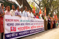 সাকসেস ফ্যাশন ও এম জে সোয়েটারের শ্রমিকদের ৩ মাসের বকেয়া বেতন-ভাতা পরিশোধের এবং বন্ধ কারখানা খুলে দেয়ার দাবিতে জাতীয় প্রেসক্লাবের সামনে মানব বন্ধন করে জাতীয় গার্মেন্টস শ্রমিক ফেডারেশন -পিএনএস