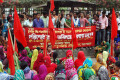 চুনজি গার্মেন্টস লিমিটেড এর শ্রমিকদের চার মাসের বকেয়া বেতন পরিশোধের দাবিতে রবিবার জাতীয় প্রেসক্লাবের সামনে বিক্ষোভ সমাবেশ করে গার্মেন্টস শ্রমিকরা -পিএনএস