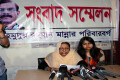 বৃহস্পতিবার রাজধানীর সেগুন বাগিচায় নাগরিক ঐক্য অফিসে মাহমুদুর রহমান মান্নার মুক্তির দাবিতে সংবাদ সম্মেলন করে মান্নার পরিবারবর্গ –পিএনএস 