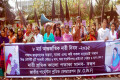 আন্তর্জাতিক নারী দিবস ২০১৫ উপলক্ষে রবিবার জাতীয় প্রেসক্লাবের সামনে মানব বন্ধন করে জাতীয় গার্মেন্টস শ্রমিক ফেডারেশন –পিএনএস 