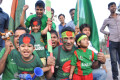 বাংলাদেশ ইংল্যান্ডের বিপক্ষে ঐতিহাসিক জয়ের মধ্য দিয়ে বিশ্বকাপ কোয়াটার ফাইনালে পা রাখায় ঢাকা বিশ্ববিদ্যালয়ের টি এস সি চত্বরে উল্লাসে ফেটে পড়ে ক্রিকেটপ্রেমি জনতা । ছবিটি  টি এস সি থেকে তুলেছেন আমাদের চীপ ফটো সাংবাদিক আব্দুল হালিম –পিএনএস