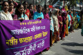 আন্তর্জাতিক নারী দিবস ২০১৫ উপলক্ষে শুক্রবার জাতীয় প্রেসক্লাবের সামনে মানব বন্ধন করে কর্মজীবী নারী –পিএনএস