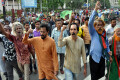 বুধবার রাজধানীর শাহাবাগে কামরুজ্জামানের দ্রুত ফাঁসির দাবিতে বিক্ষোভ মিছিল করে গণজাগরণ মঞ্চ –পিএনএস 
