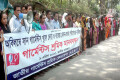 অবিলম্বে সান গার্মেন্টস খুলে দেয়া ও বকেয়া বেতন ভাতা পরিশোধের দাবিতে বৃহস্পতিবার জাতীয় প্রেসক্লাবের সামনে মানব বন্ধন করে গার্মেন্টস শ্রমিকরা –পিএনএস 