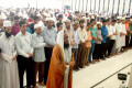 রোববার জাতীয় মসজিদ বায়তুল মোকাররমে  জামায়াতে ইসলামীর সিনিয়র সহকারী সেক্রেটারি জেনারেল মুহাম্মদ কামারুজ্জামানের অনুষ্ঠিত গায়েবানা জানাজার একাংশ  –পিএনএস 