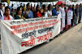 বর্ষবরণ উৎসবে নারীর ওপর সংগঠিত যৌন সন্ত্রাসের সাথে জড়িতদের অবলম্বে আটক করে দৃষ্টান্তমূলক শাস্তির দাবিতে শনিবার জাতীয় প্রেসক্লাবের সামনে মানব বন্ধন করে নারী সংহতি –পিএনএস