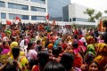 সোয়ান গার্মেন্টস খুলে দেয়ার দাবিতে বি জি এম ই এ ভবনের সামনে বিক্ষোভ সমাবেশ করে গার্মেন্টস শ্রমিকরা –পিএনএস