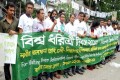 বিশ্ব ধরিত্রী দিবস ২০১৫ উপলক্ষে বুধবার জাতীয় প্রেসক্লাবের সামনে মানব বন্ধন করে বিভিন্ন সংগঠন –পিএনএস 
