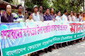 গণ মাধ্যমের স্বাধীনতার উপর সরকারী হস্তক্ষেপের প্রতিবাদে মঙ্গলবার জাতীয় প্রেসক্লাবের সামনে মানব বন্ধন করে বাংলাদেশ ফেডারেশন সাংবাদিক ইউনিয়ন ও ঢাকা সাংবাদিক ইউনিয়ন –পিএনএস 