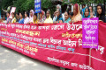 শিশু গৃহকর্মী শিমু আক্তারের নির্যাতনের মামলা দ্রুত বিচারের আইনে নিষ্পত্তি করা সহ বিভিন্ন দাবিতে বুধবার জাতীয় প্রেসক্লাবের সামনে মানব বন্ধন করে গৃহশ্রমিক অধিকার প্রতিষ্ঠা নেটওয়ার্ক –পিএনএস 
