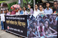 থাইল্যান্ড ও ইন্দোনেশিয়া সীমান্ত সাগরে অনাহারে ভেসে থাকা বাংলাদেশীদের ফিরিয়ে আনার দাবিতে রোববার জাতীয় প্রেসক্লাবের সামনে মানব বন্ধন করে রংপুর বিভাগ সাংবাদিক সমিতি, ঢাকা –পিএনএস