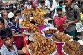 ঢাকার ঐতিহ্যবাহী চকবাজারের বাহারী ইফতারী কিনতে ক্রেতাদের ভিড়। ছবিটি তুলেছেন আমাদের চীপ ফটো সাংবাদিক আব্দুল হালিম-পিএনএস