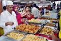 পবিত্র রমজানের ২য় দিনে ঢাকার ঐতিহ্যবাহী বেইলী রোডের বাহারী ইফতারি কিনতে ক্রেতাদের ভির। ছবিটি তুলেছেন আমাদের চীফ ফোটো সাংবাদিক আব্দুল হালিম –পিএনএস 